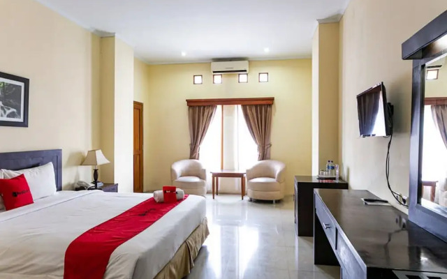 RedDoorz Plus near Alun Alun Karanganyar