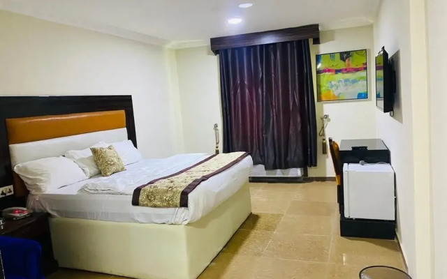 Great Western Hotel and Suites