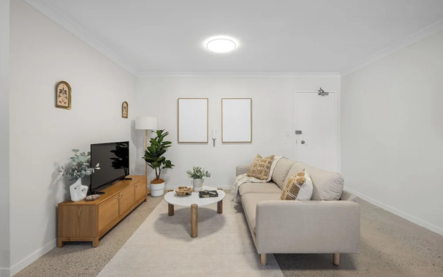 Burleigh Breeze 2 Bed Beach Walk