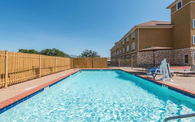 Days Inn & Suites Cleburne TX