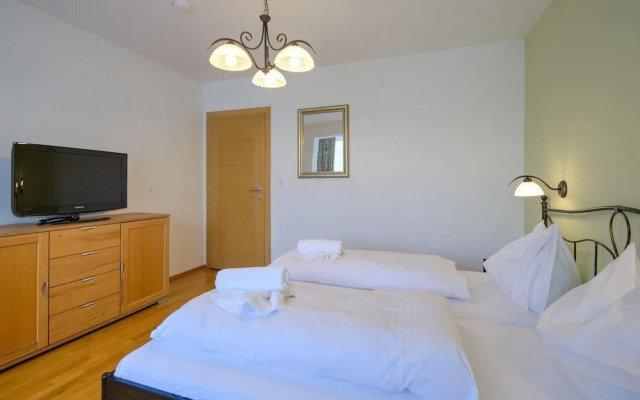 Tranquil Mountain Stay, Central & Sunny