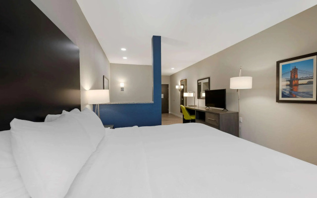 Comfort Suites Cincinnati University - Downtown