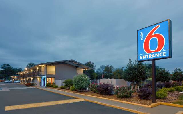 Motel 6 Columbus, GA