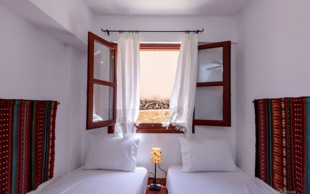 Waveside Sanctuary - Luxurious Seastone Villa