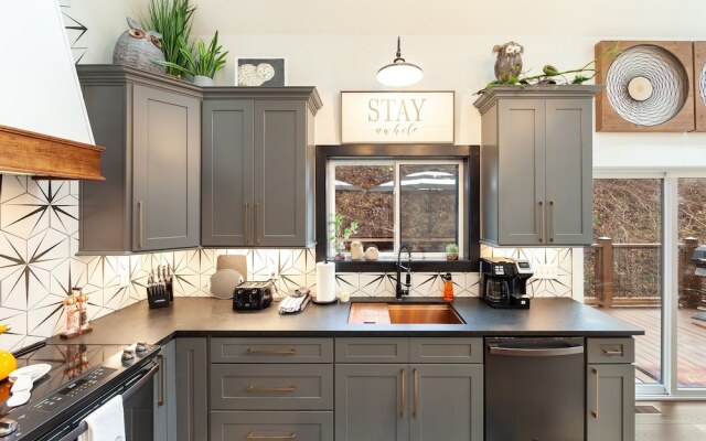 Night Owl 3 Bedroom Cabin by RedAwning