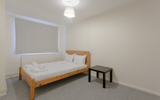 Spacious 2 Bedroom House in Bow