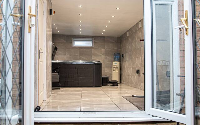 Private Hot Tub, Sauna, Ice Bath Gym Apartment