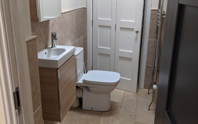 Beautiful Large 4-bed House, Close to Celtic Manor