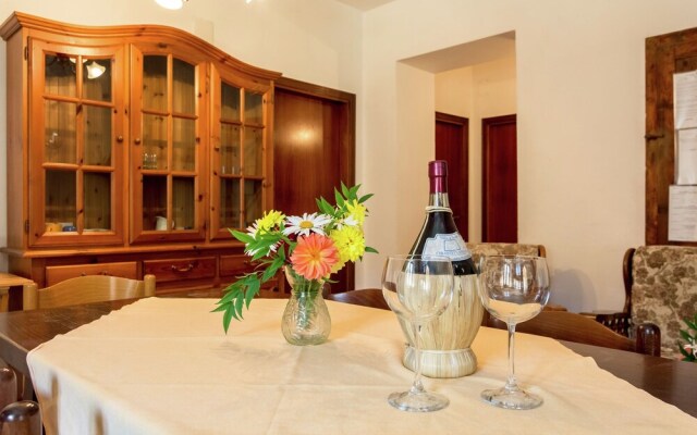 Cosy apartment in the well known Chianti area, with swimming pool and terrace.