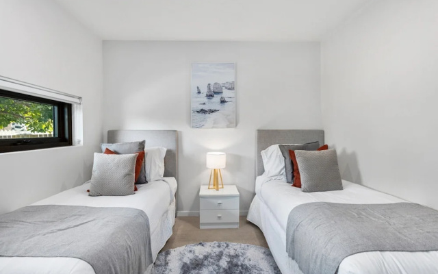 Spacious and Superb 3-bed Apartment – Guest Rooms – Brisbane