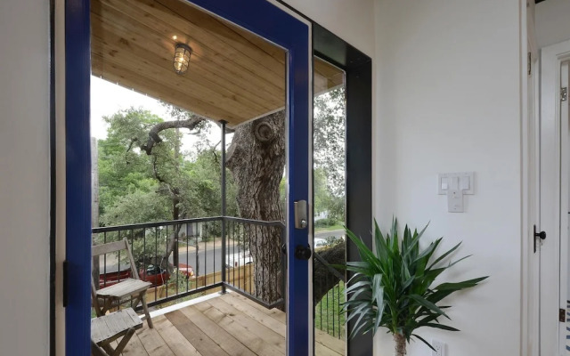 1BR SoCo Treehouse Studio by RedAwning
