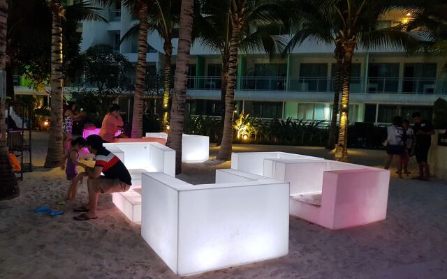 Maui Condotel @ Azure Urban Resort Residence