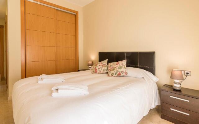 2197-Superb 2bedrooms in residence with pool!