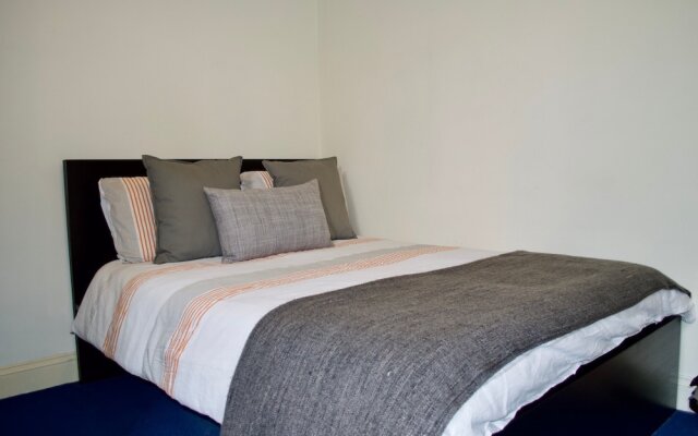 Traditional 2 Bedroom Apartment In Edinburgh
