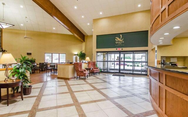 Clarion Pointe Louisville East