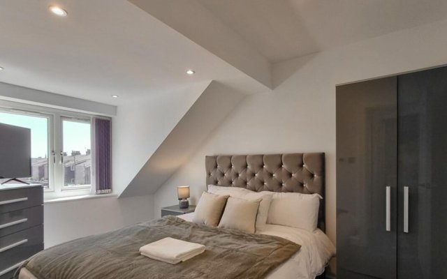 Lovely Modernist 4 Bed House