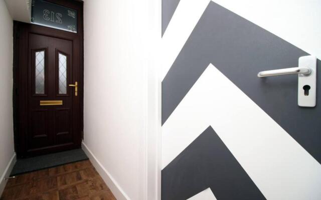 Stylish Home in Port Tennant - 4BR Free Parking!