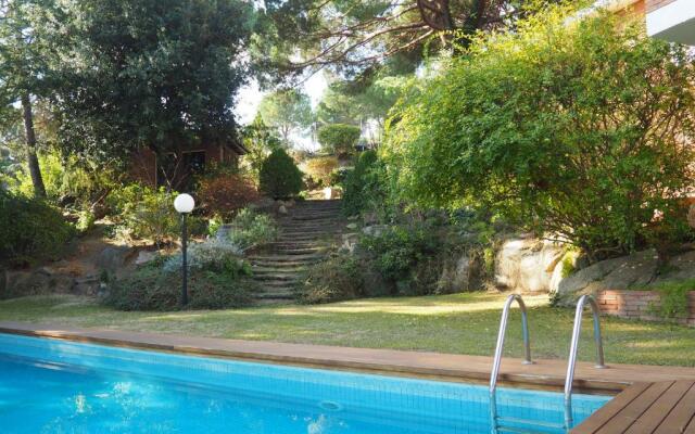 apartamento aislado jardín y piscina