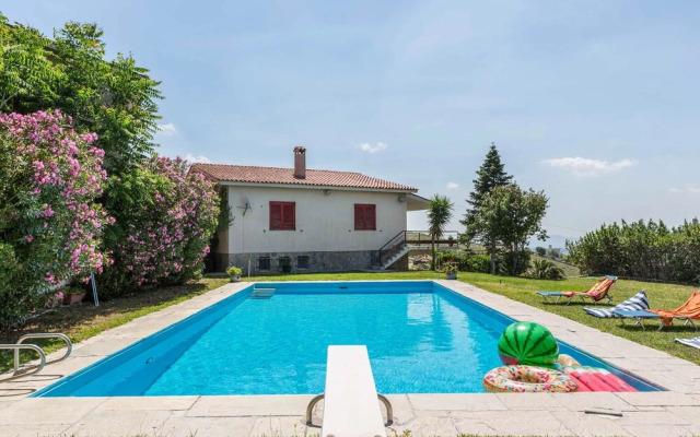 Dream Holidays in a Luxurious Garden Pool Villa