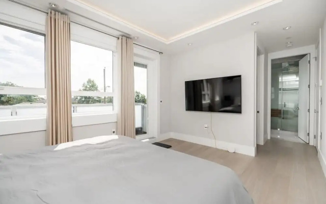 Centrally-located Luxury Home With Views Cinema