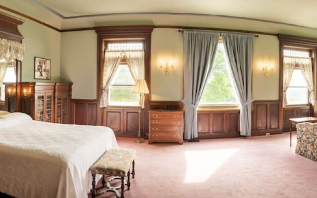 White Springs Manor a Belhurst Property