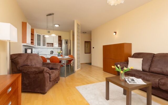 Spacious Apartment Pruszkow by Renters
