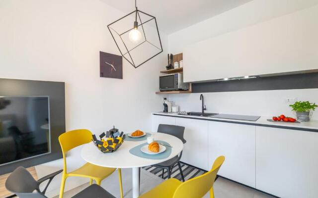 Leonardo - swimming pool and wide patio with barbecue