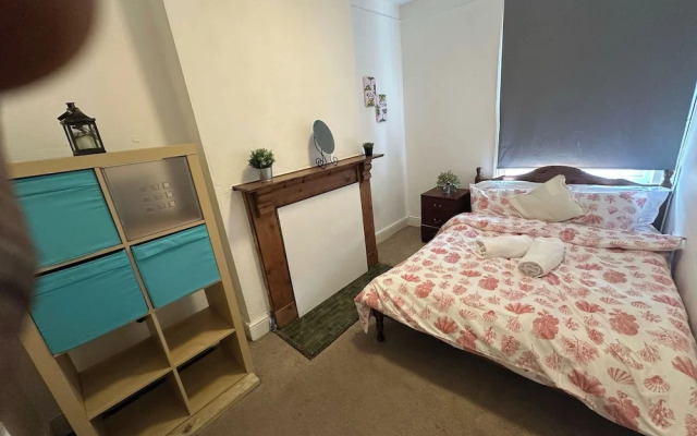 Spacious House- Parking, Garden & Central Location