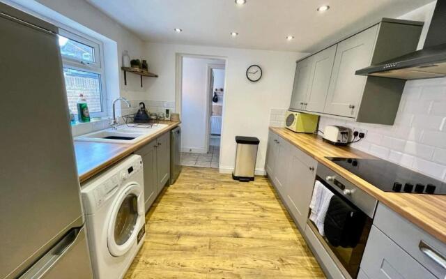 lovely 3 bed house close to the Uni & centre