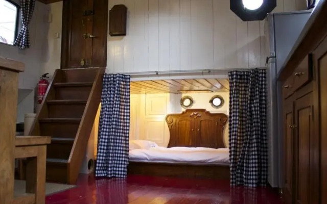 The Burret Houseboat