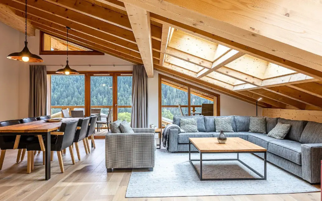 Penthouse with spacious balcony, ski lift 1.5 km away.