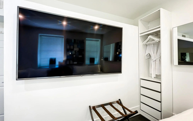 Beachfront 4 Room Ocean Drive Deluxe Suite