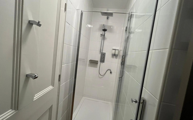 Beautiful 2b Apt in the Heart of Glastonbury.