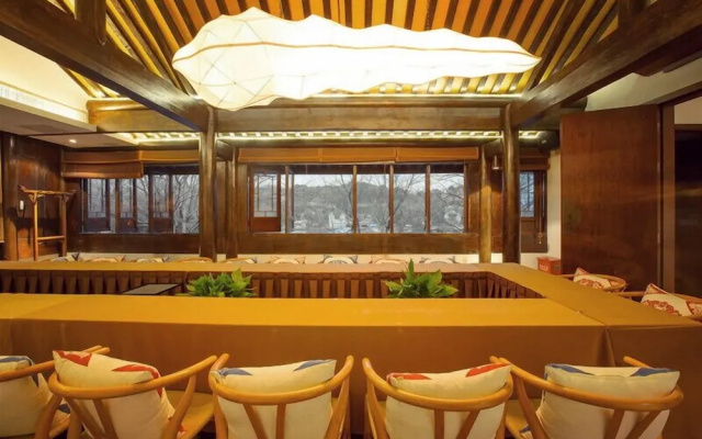 Yurong West Lake Cottage Resort