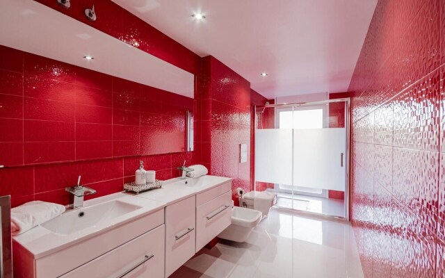 Luxurious Villa. Overflowing Pool 100 Meters From the Beach