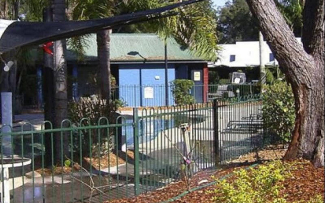 Eucalypt 3 Bedroom Deluxe Family Cottage – Outside – Cams Wharf