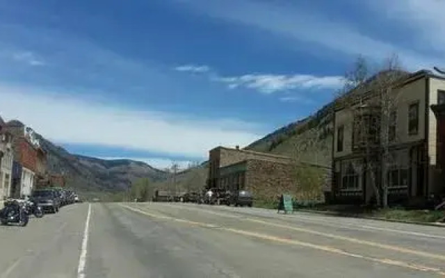 Mine Shaft Inn Hotel & Hostel