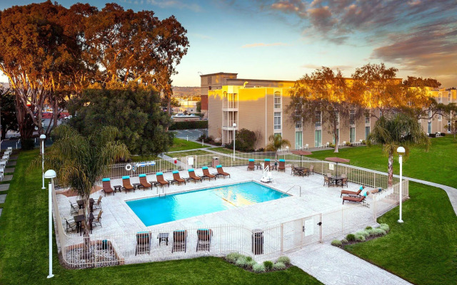 Hilton Oakland Airport Hotel