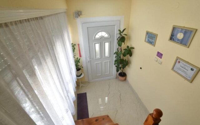 Hostel Mirror