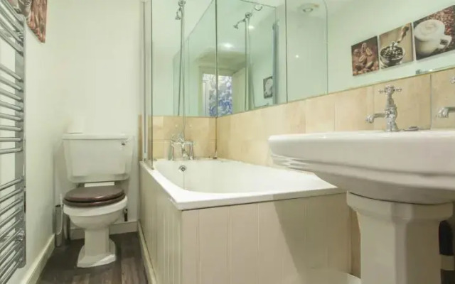 Fg Property - Earls Court, Philbeach Gardens, Flat 9
