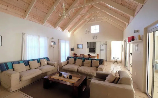 The Pelican - Stunning 3-bedroom Holiday Home in Langebaan