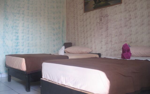 Lovina Central Hostel