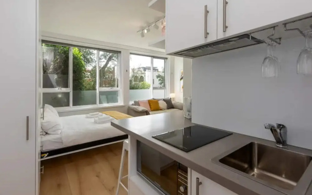 Lovely Studio With Free Parking in East Melbourne!