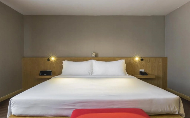 Hotel Vista Express (Formerly Four Seasons International House)