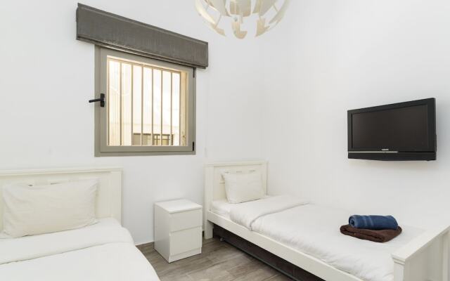 Family Apt & Private Garden near Beach by FeelHome