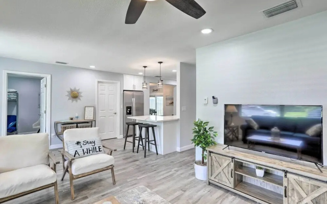 Breezy Largo Getaway - 5 Minutes to Beach!