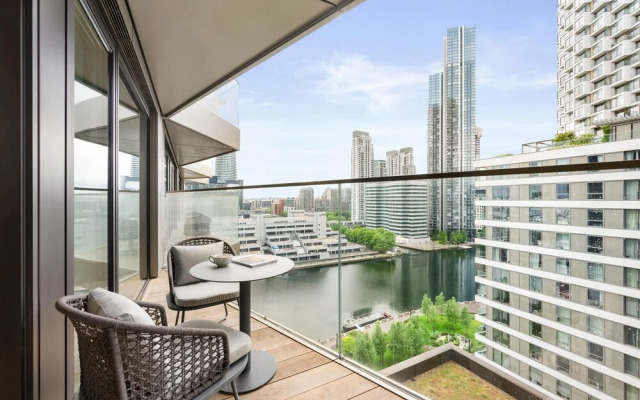 Stylish two Bedroom Apartment With River Views in Docklands