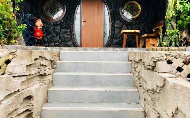 Seruni Hotel Hobbit House