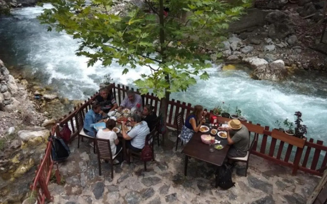 Kapuzbaşı Şelalesi Baştürk dinlenme tesisleri