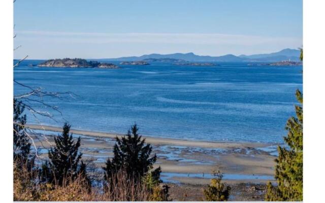 Ocean side & garden view Nanaimo house